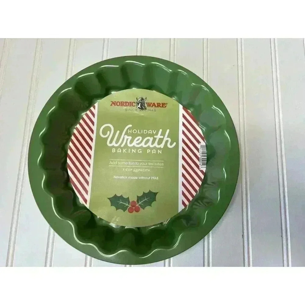 Nordic Ware Holiday Wreath Baking Pan 7 Cup Capacity NonStick Christmas NEW